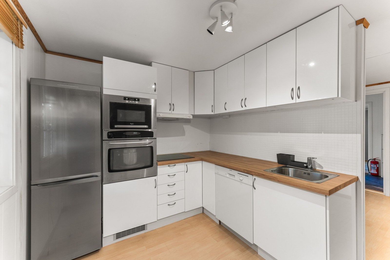 Det er godt med arbeids- og oppbevaringsplass, og rommet er utstyrt med alt man trenger i hverdagen: kjøl/frys, oppvaskmaskin, komfyr, platetopp og mikro. Galleribilde