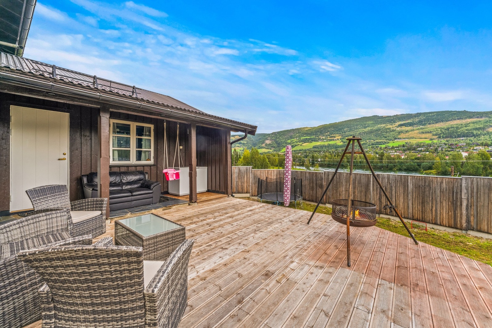 På inngangssiden i 1. etasje finner du en romslig terrasse på hele 57 kvm, som gir rikelig med plass til utemøbler, grill og hyggelige sosiale soner. Galleribilde