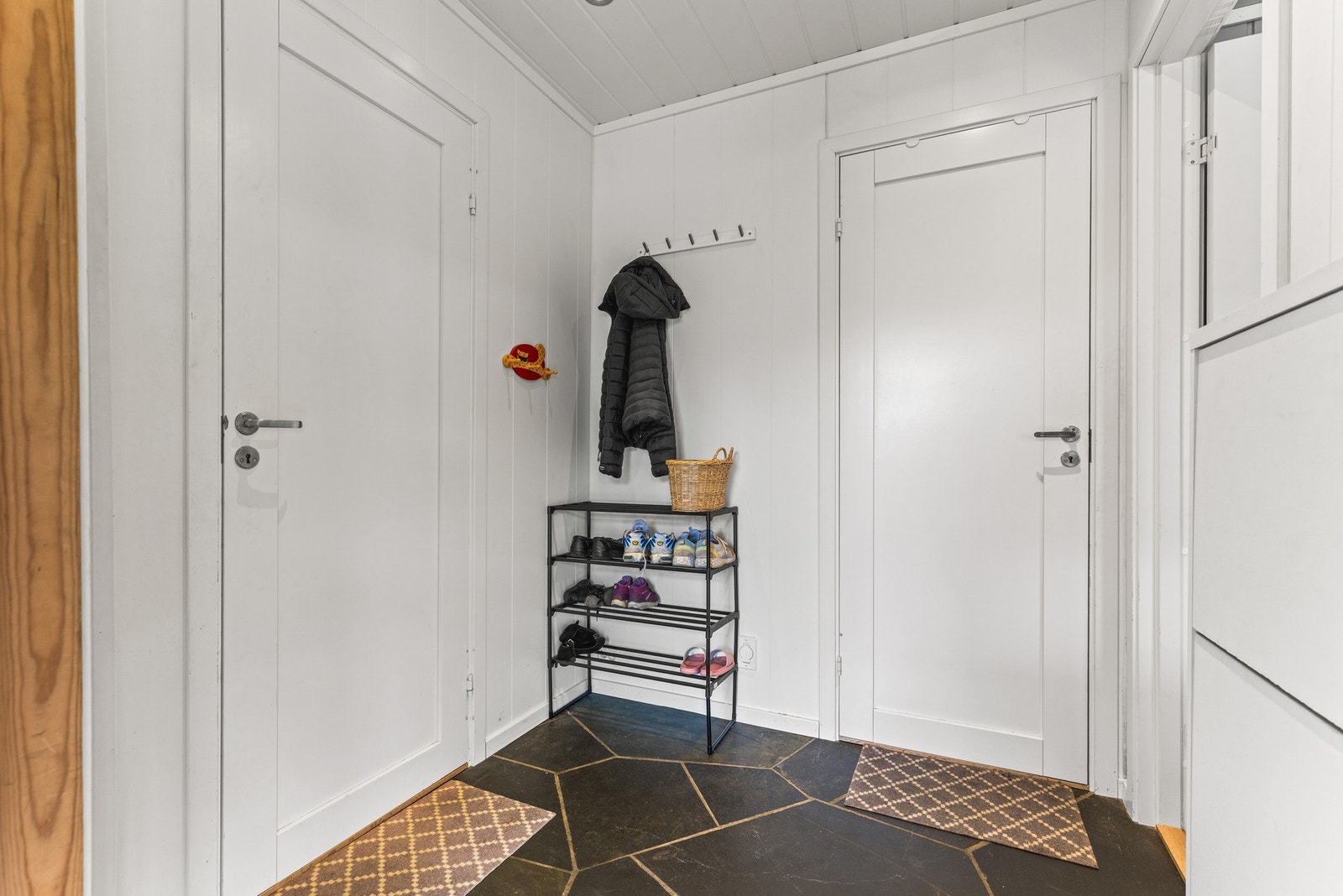 Her blir du ønsket velkommen med en entré med fliser på gulv - både pent og praktisk. Galleribilde