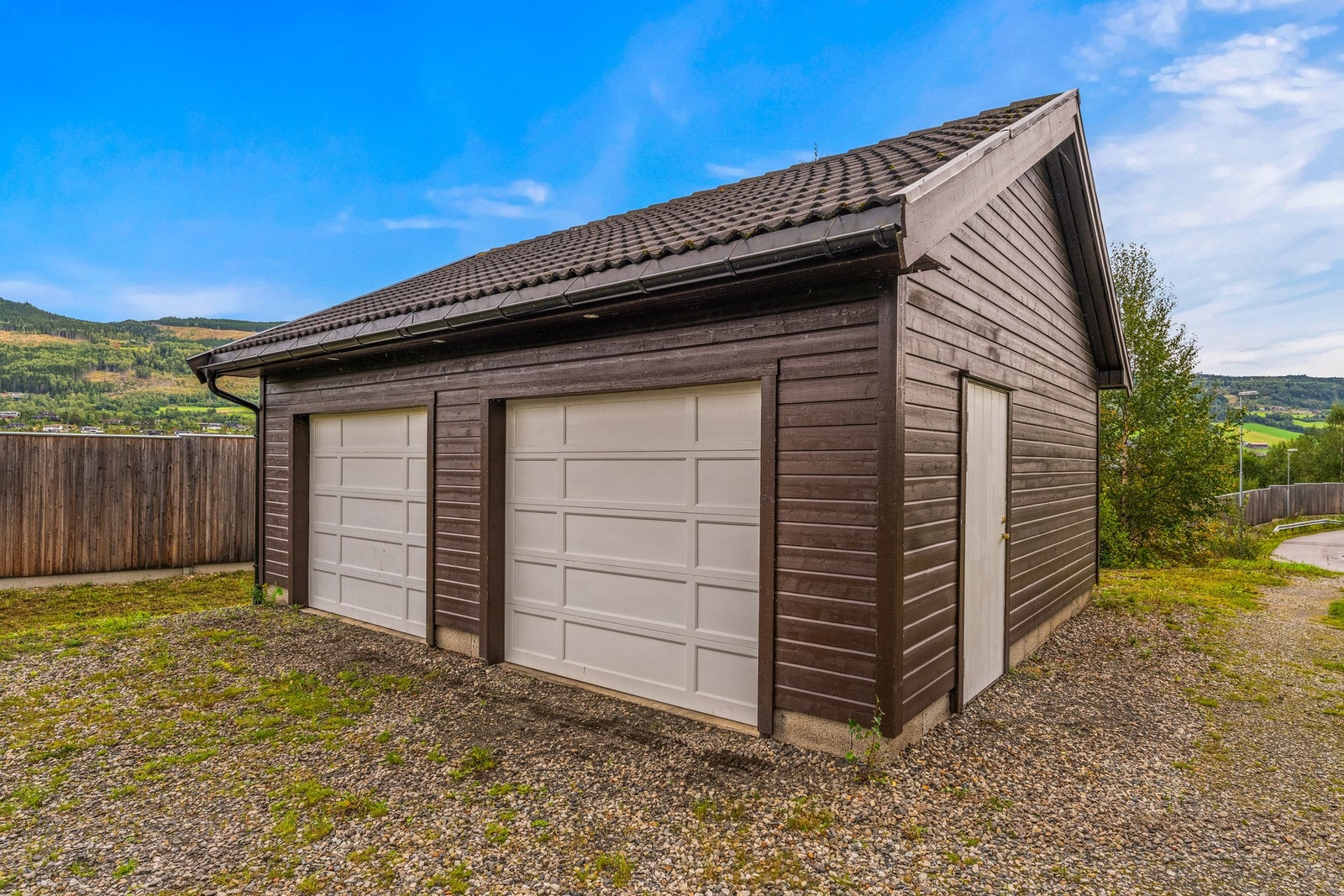 På eiendommen er det en dobbelgarasje med plass til 2 bilder, samt god plass til parkering på egen, gruset gårdsplass. Galleribilde