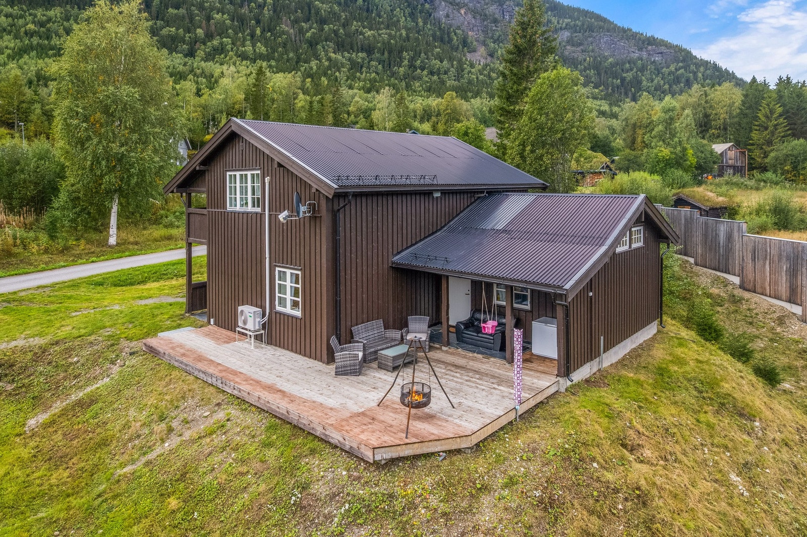 Eneboligen brukes i dag som én enhet, men har to separate inngangspartier. Inngangen til 1. etasje er på østsiden av boligen. Galleribilde