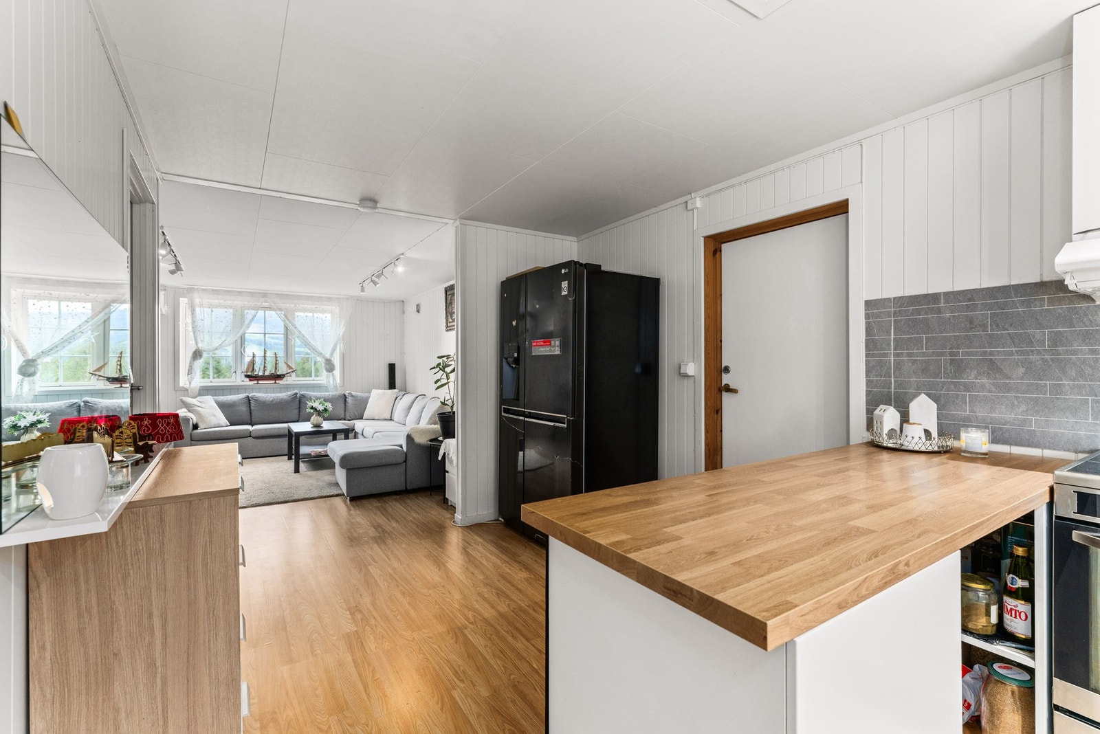 Fra kjøkkenet er det utgang til en overbygd veranda. Galleribilde