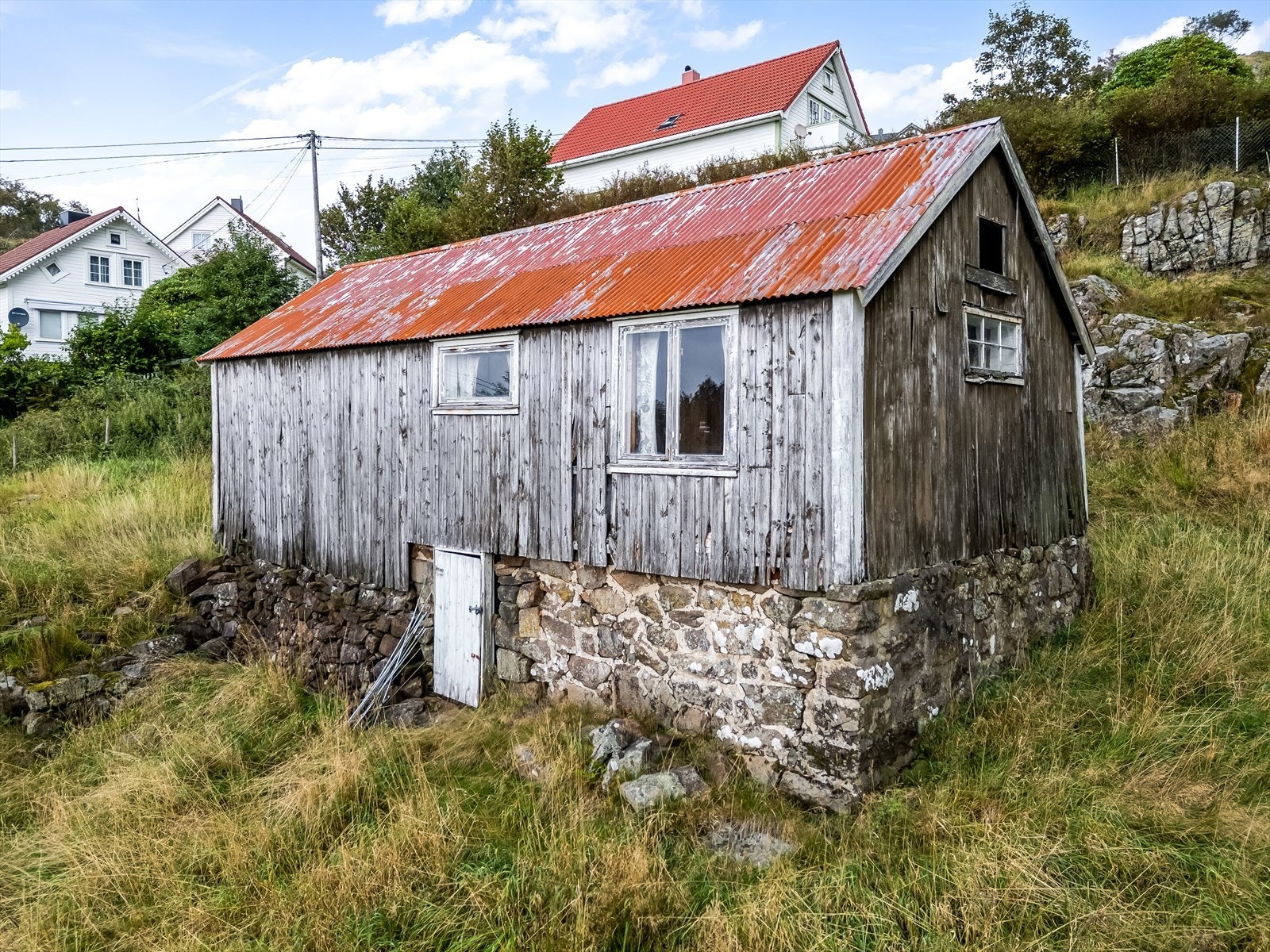 Eldhus/låve på tomten - originalt bygg med steinmur og bølgeblikktak. Galleribilde