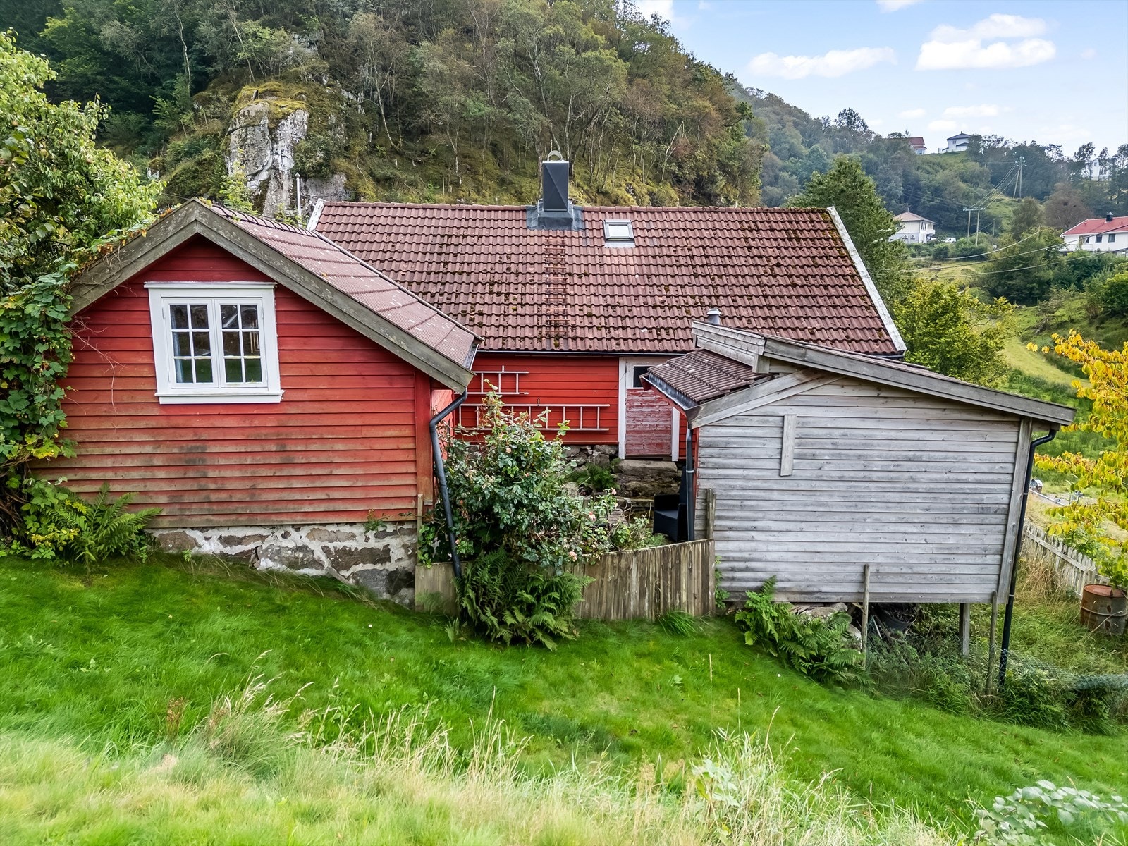 Baksiden med tilbygg og uthus - tre tilleggsbygg følger eiendommen. Galleribilde
