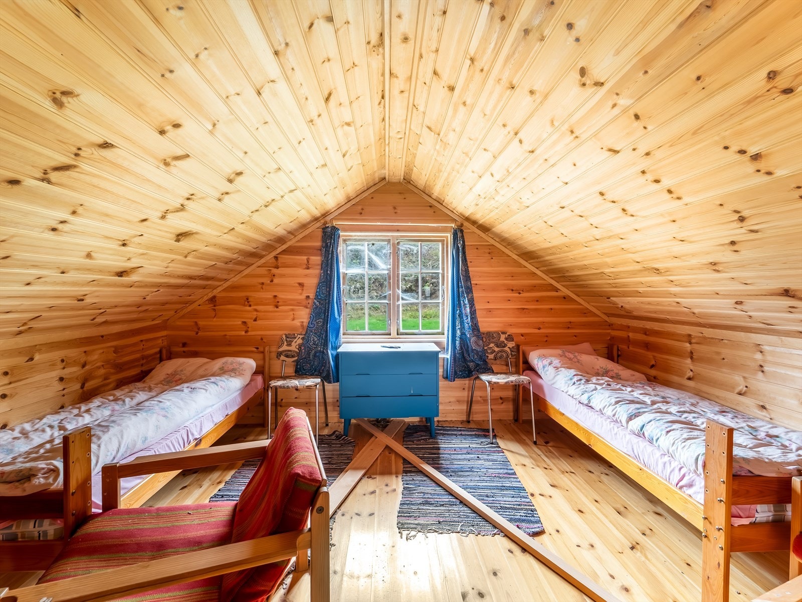 Loftsoverom med panel og plass til to senger. Galleribilde