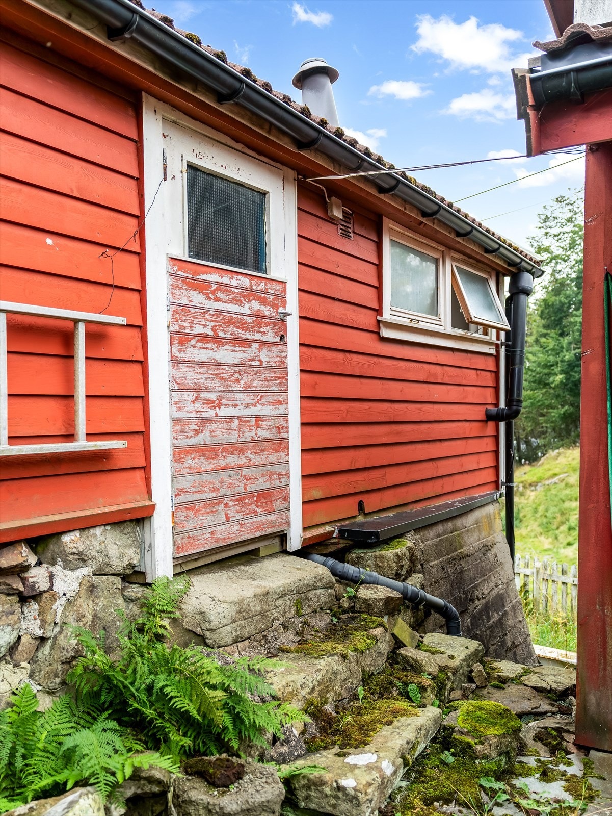 Inngangsparti på uthus. Galleribilde