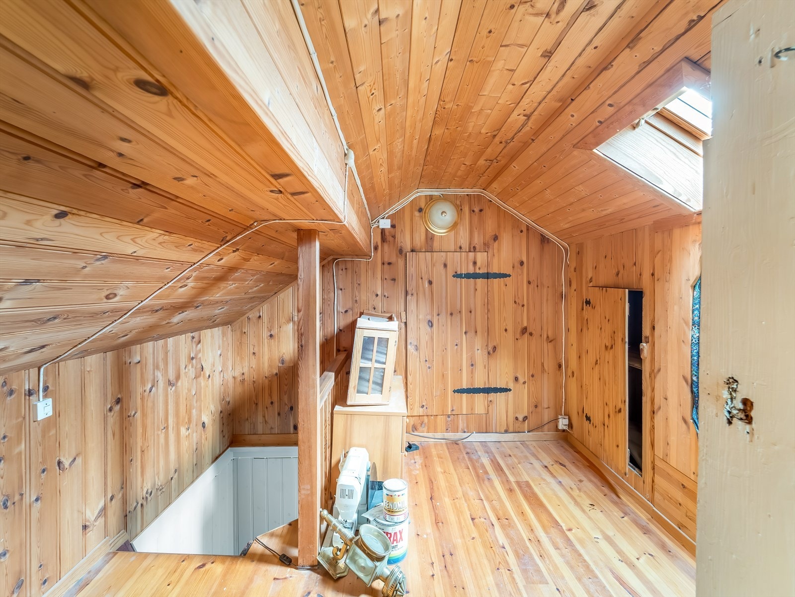 Loftstue med panelvegger og takvindu. Galleribilde