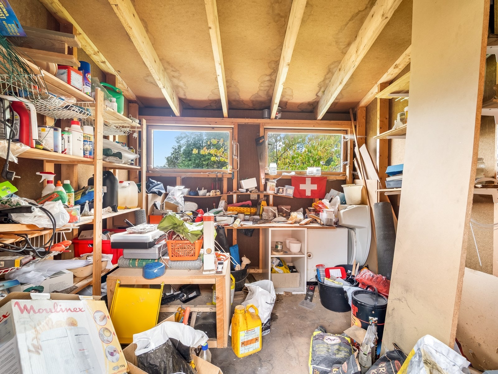 Bod/verksted med hyller og god lagringsplass. Galleribilde