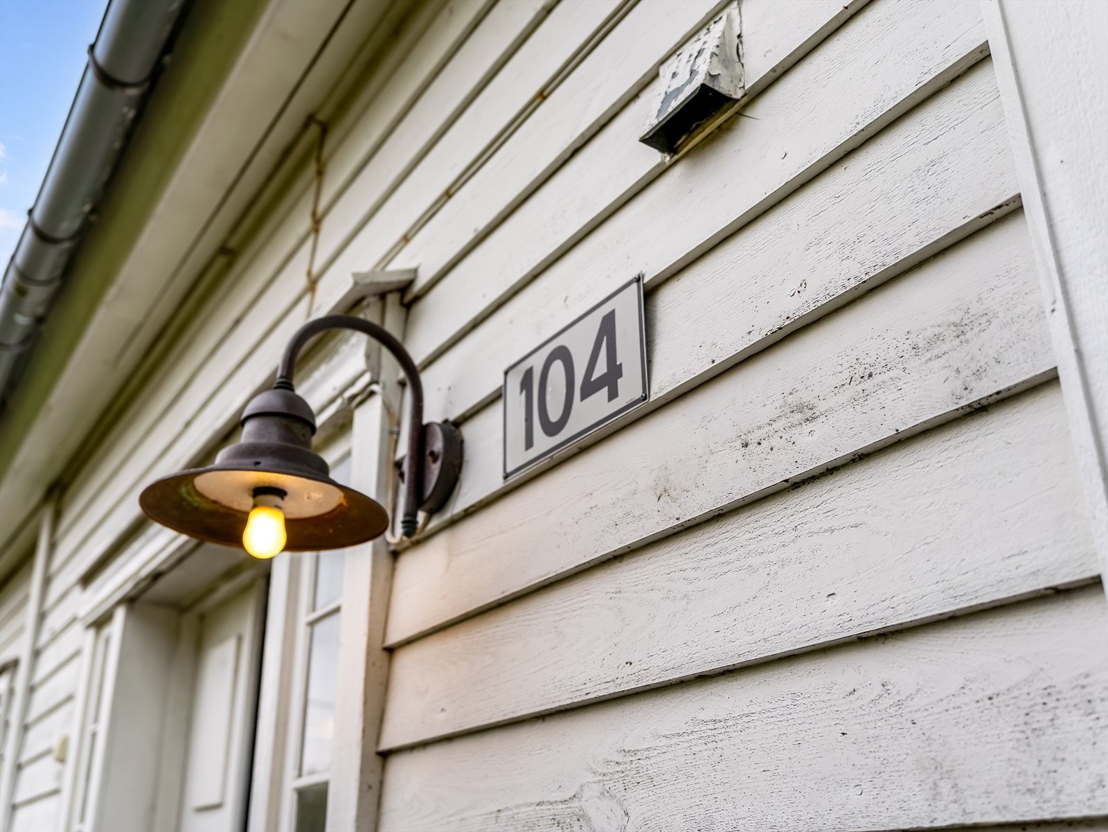 Hovedinngang med vegglampe. Galleribilde