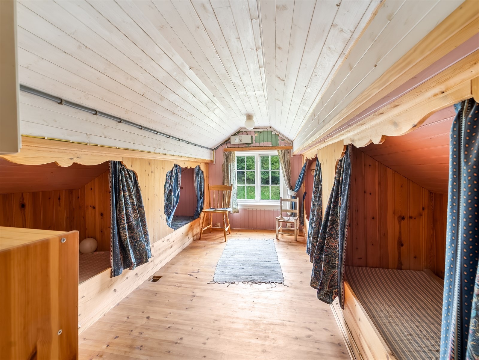 Soverom med sjarmerende køyesenger og vindu mot hagen. Galleribilde