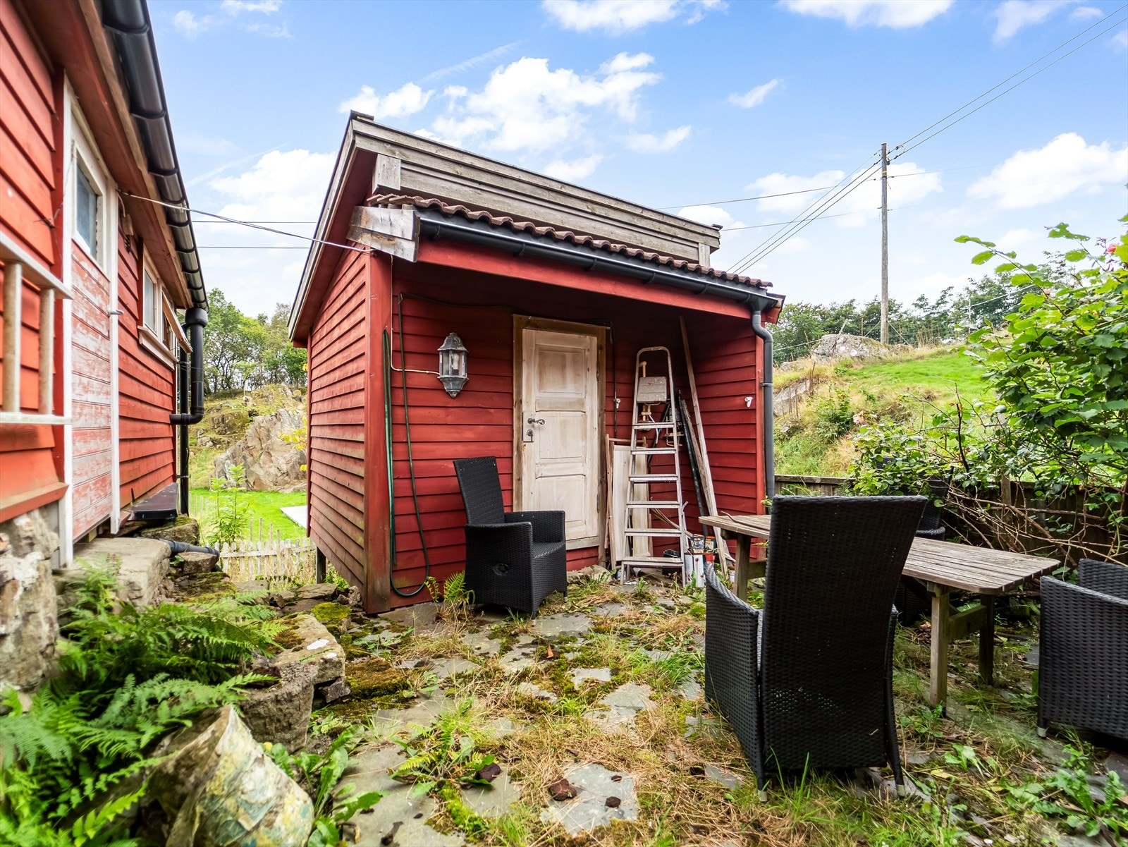 Uthus med liten uteplass foran med potensiale. Galleribilde