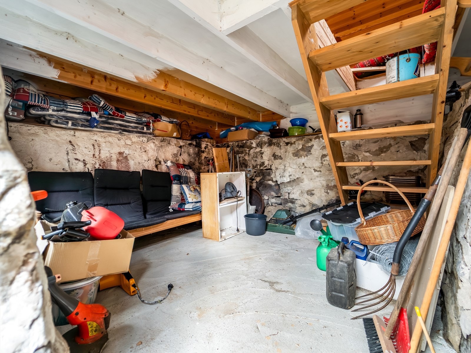 Kaldkjeller/lagringsrom i uthus. Galleribilde