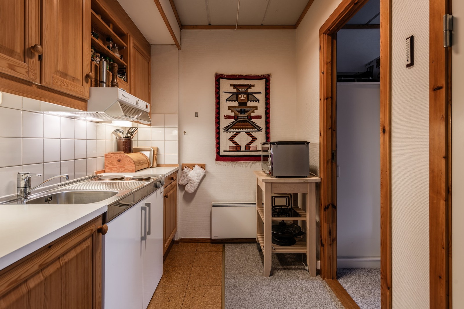 Fra kjøkkenet kommer man inn til soverommet Galleribilde