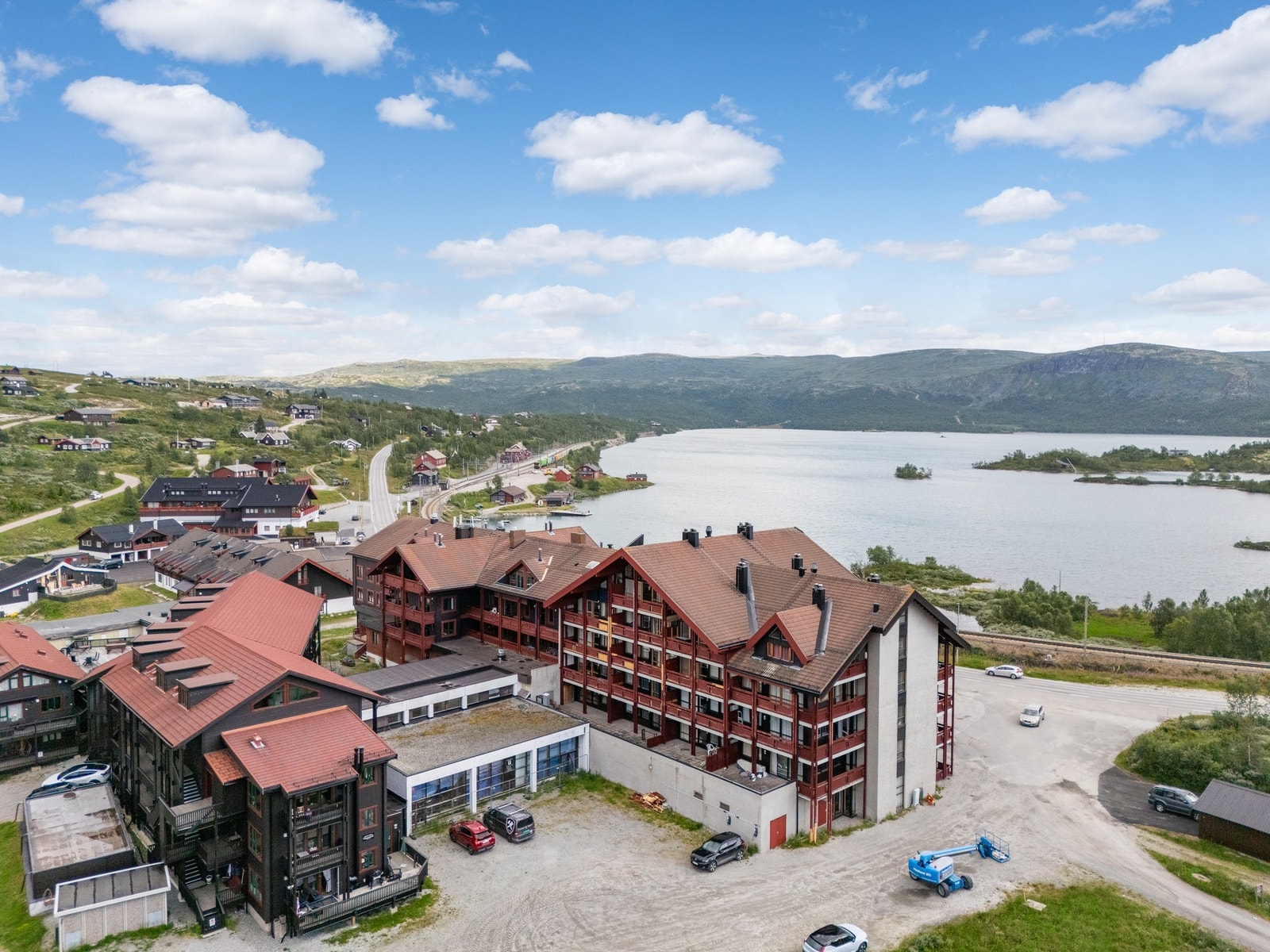 Leiligheten ligger kun et steinkast unna både nærbutikken og togstasjonen Galleribilde