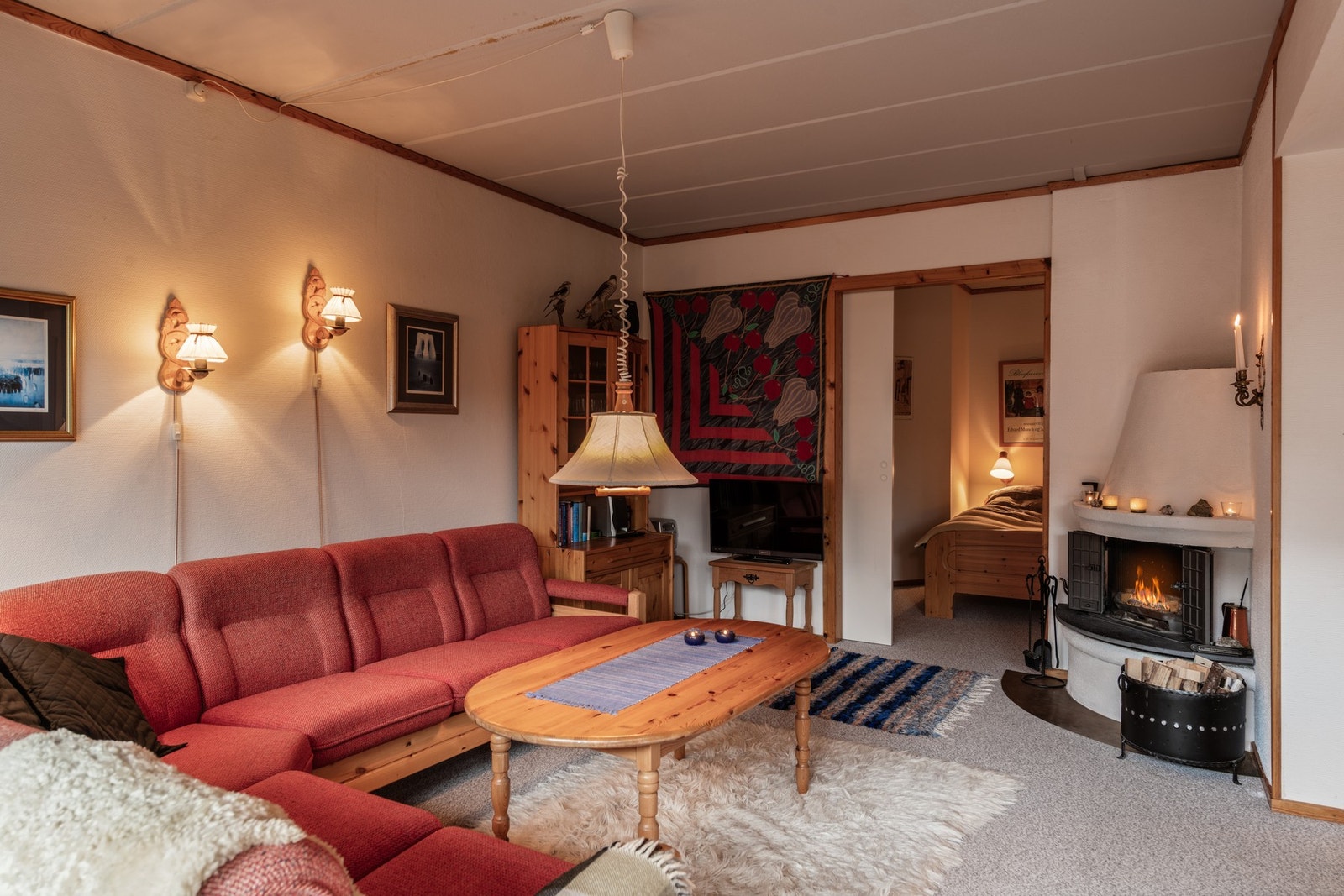 Stemningsfull peis som smykker opp stuen Galleribilde