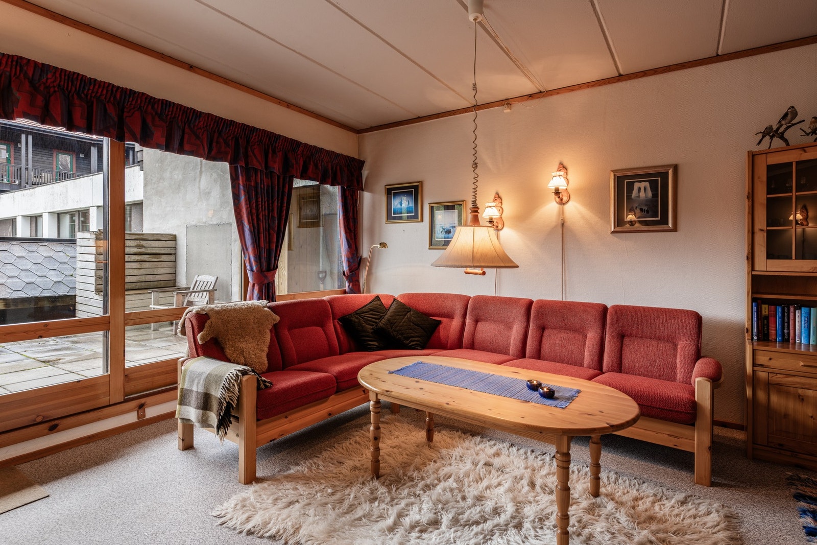 Koselig stue med store vindusflater Galleribilde