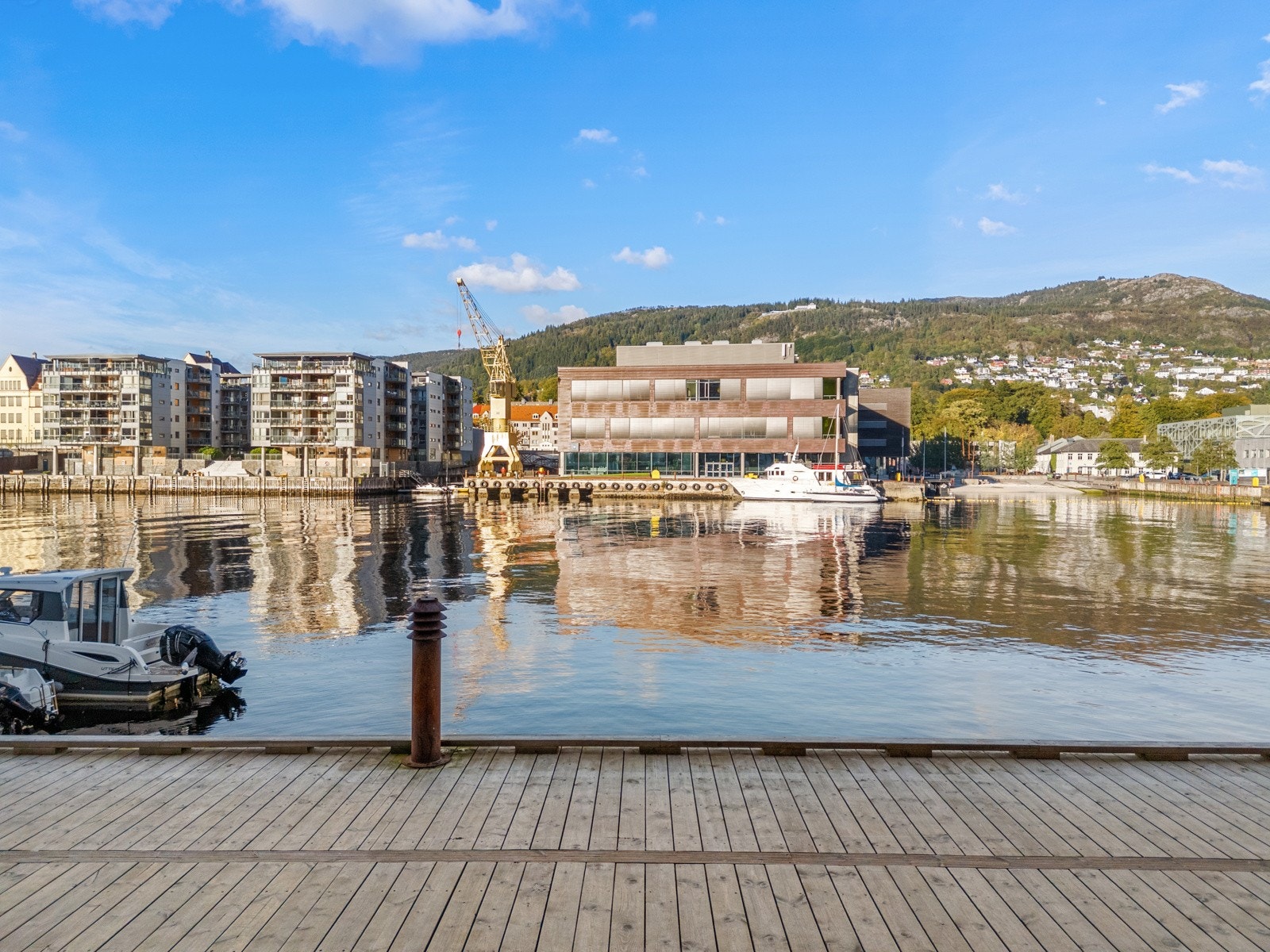 - Sameiet har en svært sentral plassering i Damsgårdssundet. Ren idyll i maritime omgivelser helt i sjøkanten, med flott marina og brygge i front - Galleribilde