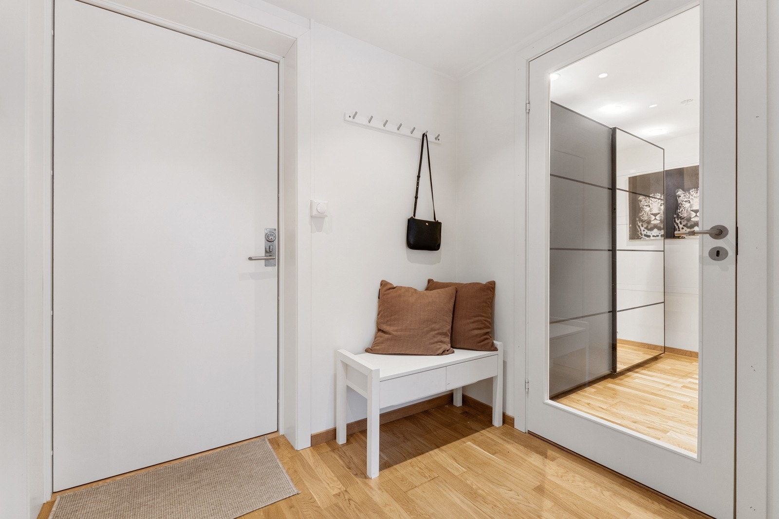 - Lys og innbydende entré - Galleribilde