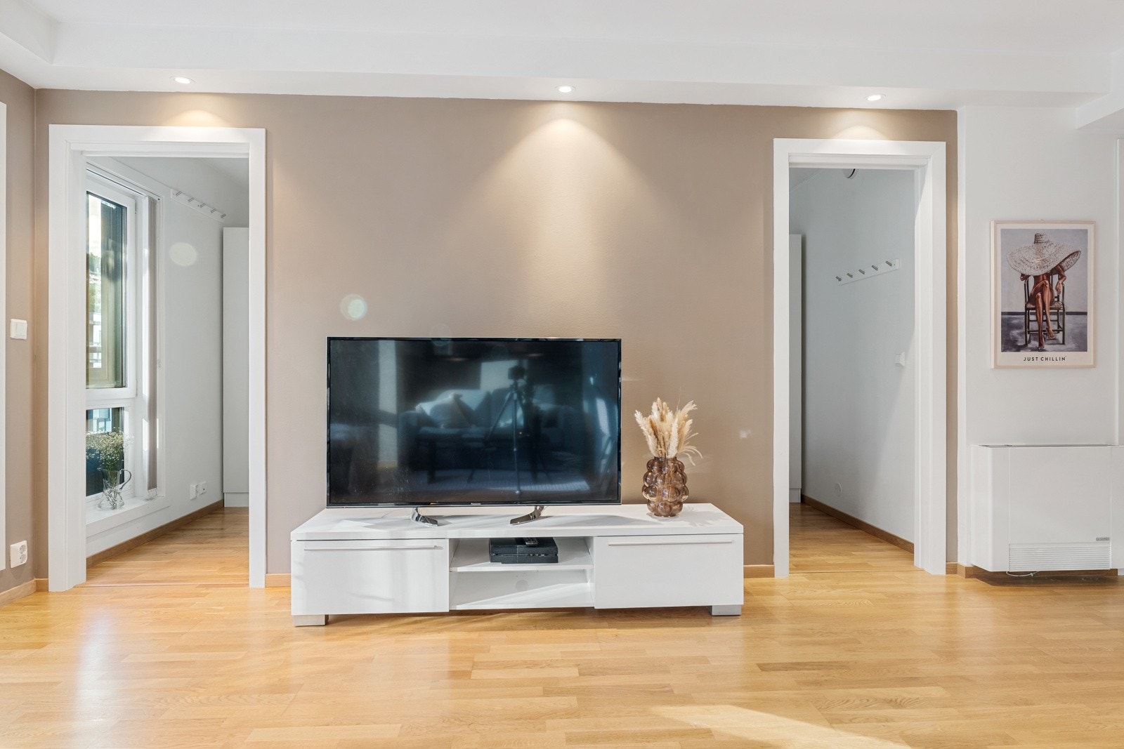 - Spotlights i himling bidrar til et moderne uttrykk og behagelig belysning - Galleribilde