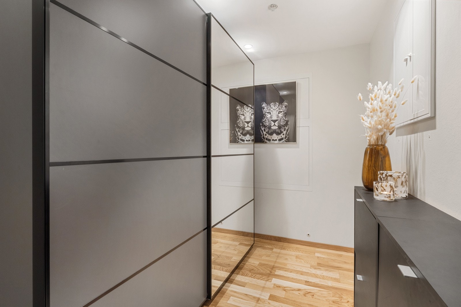 - Ved inngangspartiet finner du en praktisk garderobe/bod som gir ekstra oppbevaringsmuligheter - Galleribilde