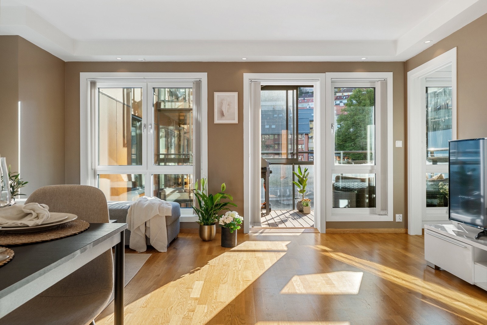 - Fra stuen er det utgang til en innglasset balkong på ca. 7 m², med sol fra 12-20:30 sommerstid - Galleribilde