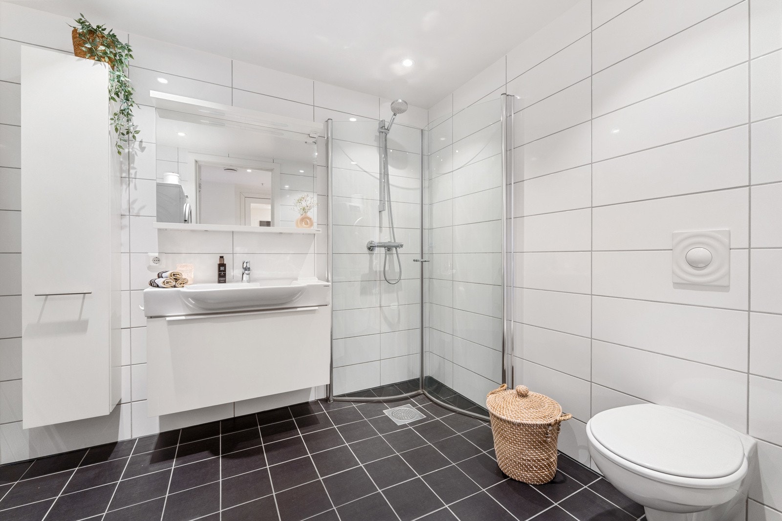 - Badet er lyst og trivelig, flislagt med vannbåren gulvvarme og god plass til både vaskemaskin og tørketrommel - Galleribilde