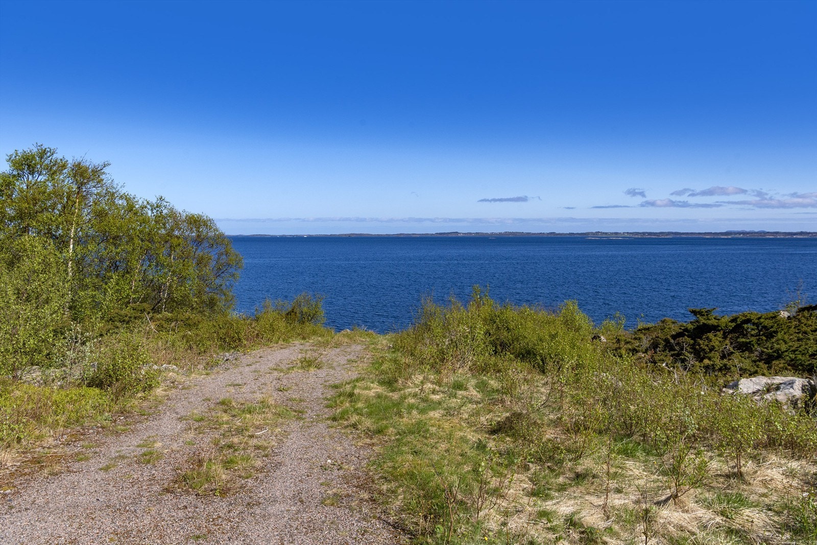 Det er et steinkast ned til sjøen Galleribilde