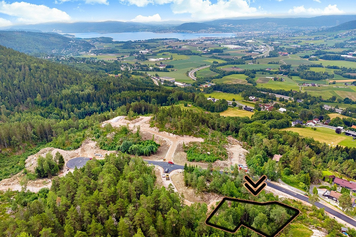 Tomten ligger høyt oppe på feltet, så her får man en nydelig utsikt over Lierdalen, og meget gode solforhold. Galleribilde