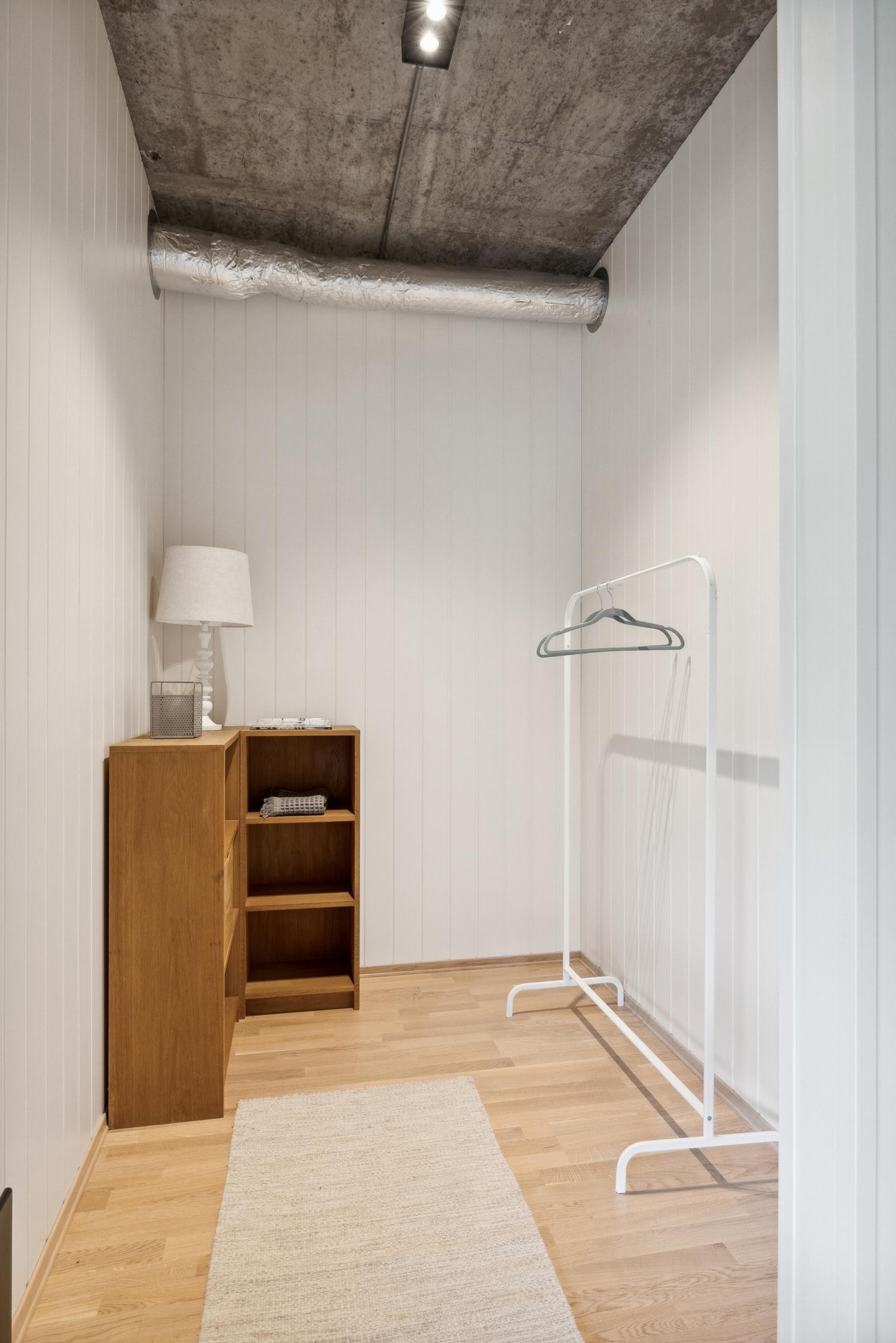 Walk-in closet på hovedsoverom. Galleribilde