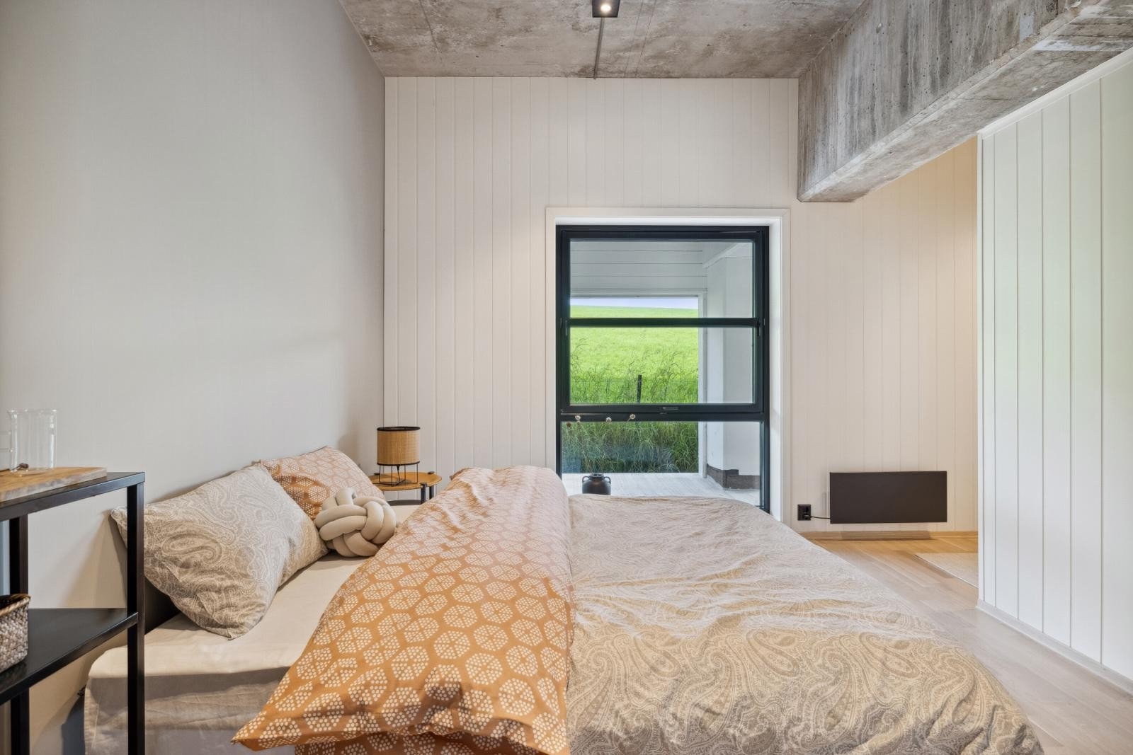 Hovedsoverommet har et praktisk walk-in closet med god lagringsplass. God plass til dobbeltseng på begge soverom. Galleribilde