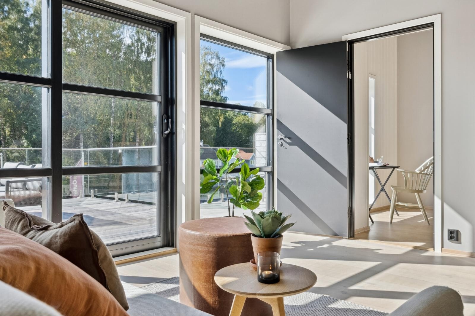 Luftig og stor stue med god takhøyde og åpen løsning til kjøkken. Store vindusflater for rikelig med lys og utsikt. Galleribilde