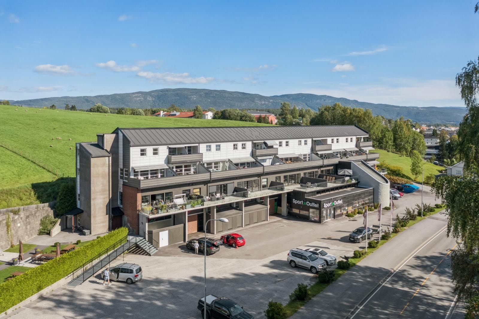 Leiligheten har en sentrumsnær beliggenhet med gåavstand til butikker, kaféer, spisesteder, kulturliv, offentlig transport og barnehager/skoler. Området byr også på fine turområder i landlige omgivelser. Galleribilde