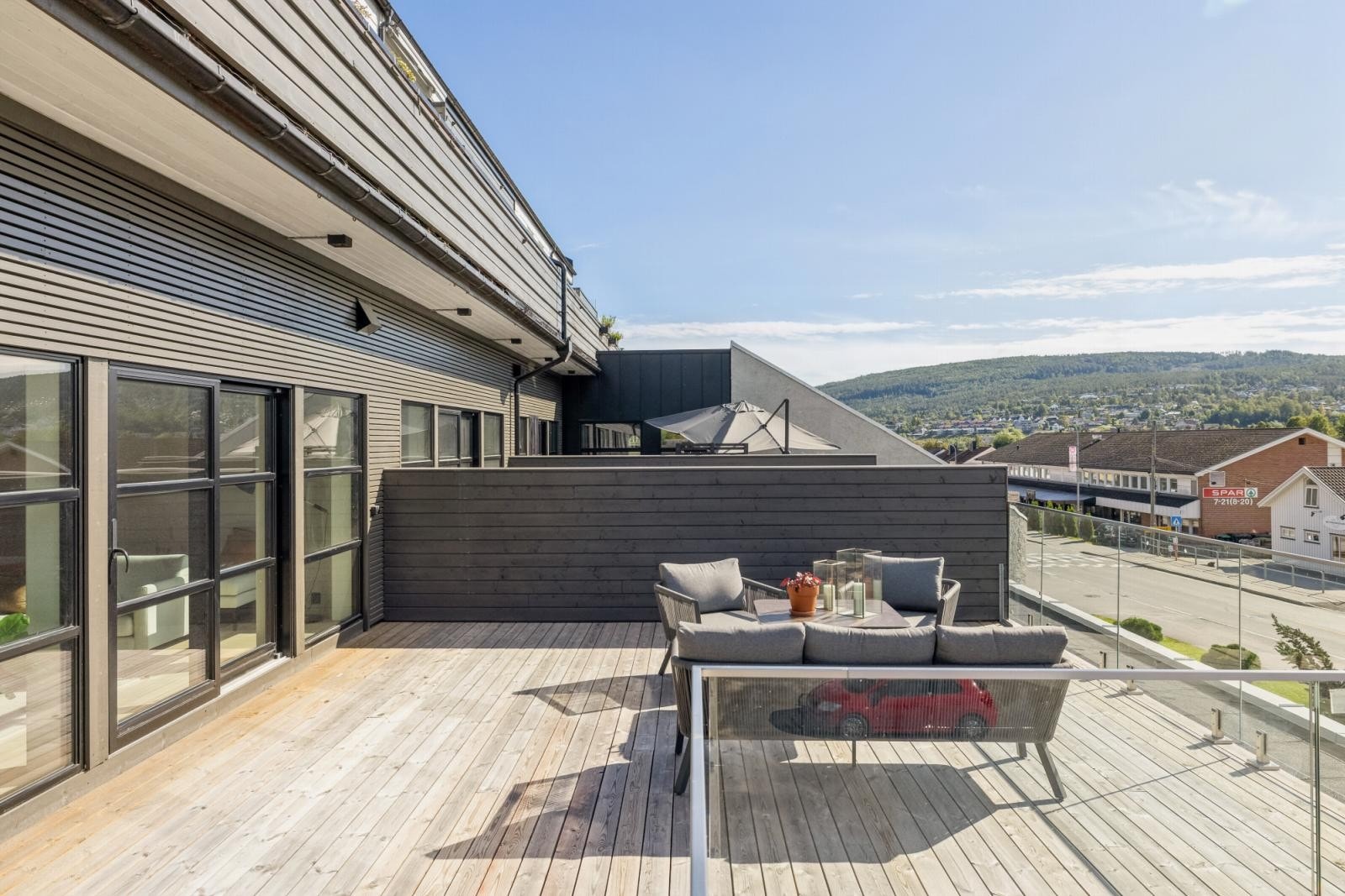 Stor balkong med mye sol og utsikt over Bø-sentrum. Utebelysning består av 2 stk. downlights på balkong. Belysning også ved inngangsparti. Galleribilde