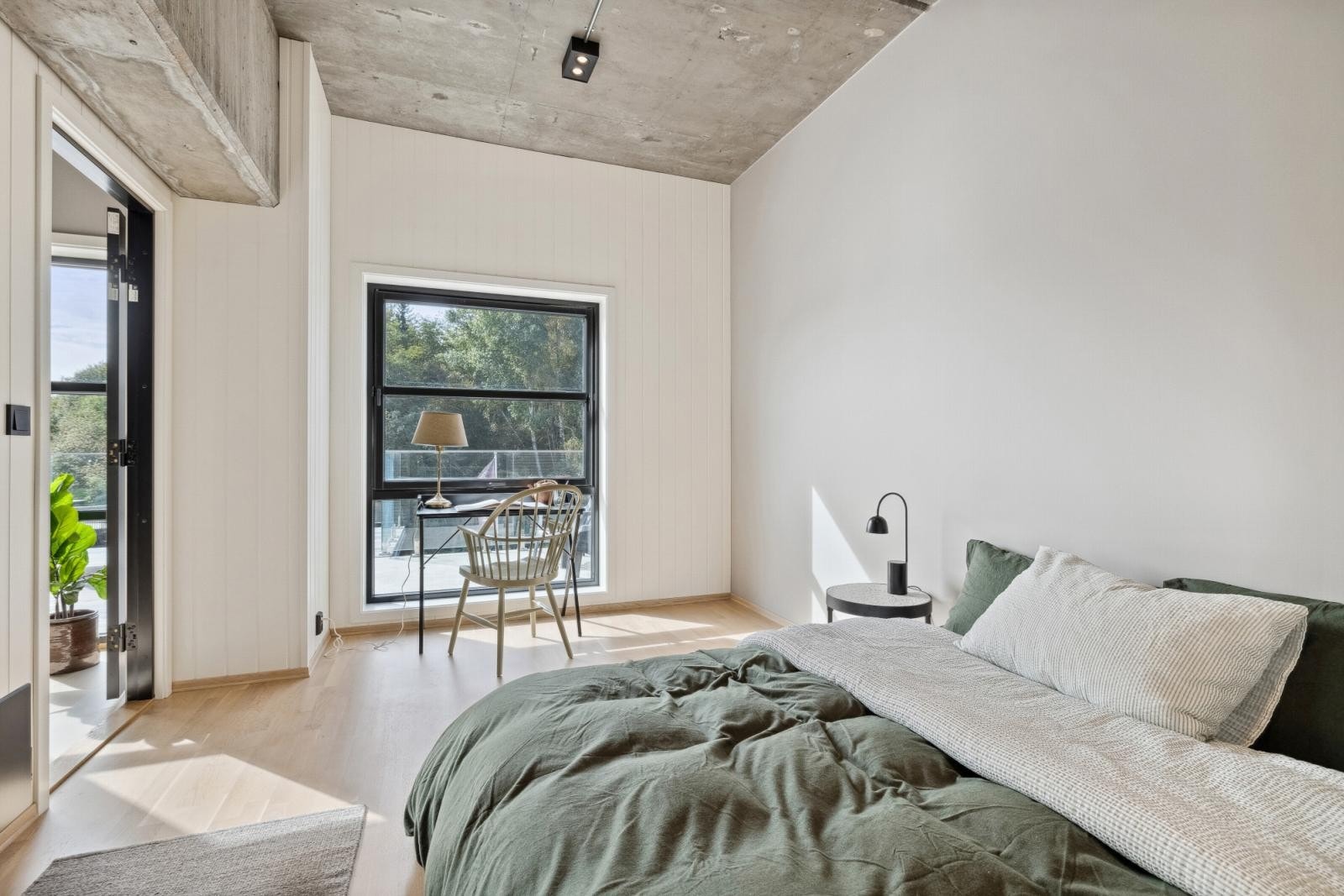 Leiligheten inneholder to soverom. Begge rommene har 3-stavs eikeparkett type Boen Concerto hvitmalt, samt Huntonit veggplate på Galleribilde