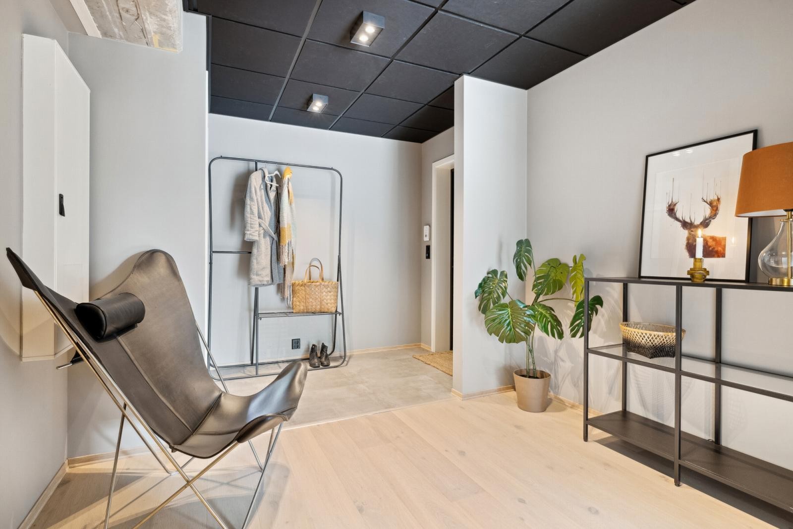 Delikat og luftig entrê med god plass til å henge fra seg yttertøyet. Gulv er utstyrt med eikeparkett 1-stavs type Boen Eik Funk hvitpigmentert og flis. Malt gips på vegg, samt sort takess med lekker belysning i himling. Galleribilde