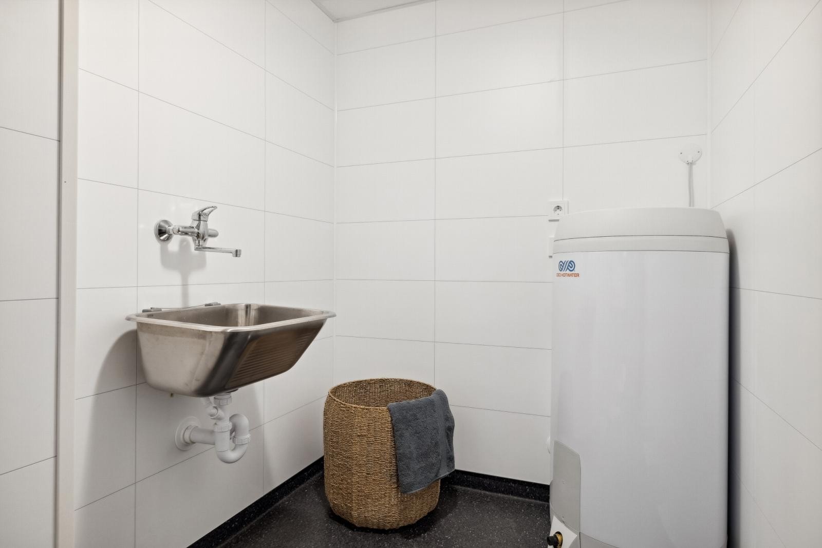 Praktisk vaskerom utstyrt med opplegg til vaskemaskin og utslagsvask. Galleribilde