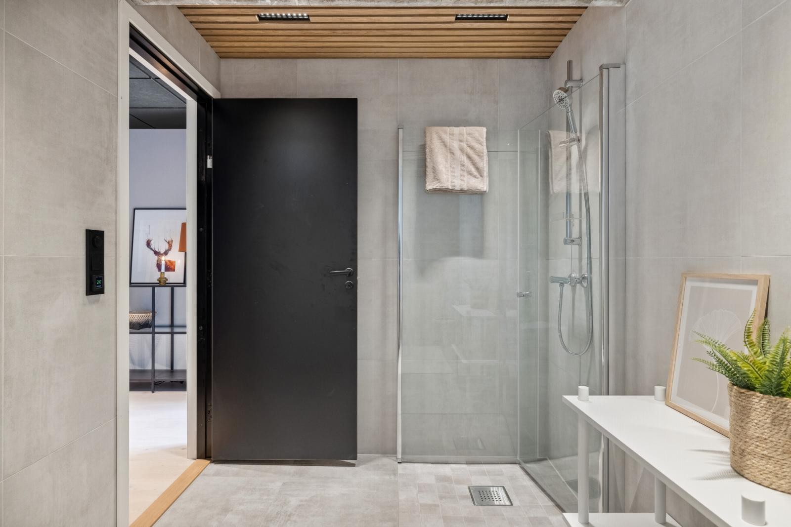 Baderommene er utstyrt med 4 stk. LED remser innfelt i eikehimling. LED belysning i type Starling 9 16watt ledd, dimbar. Alt av elektromateriell i fargen sort, og er montert med industrielt preg. Galleribilde