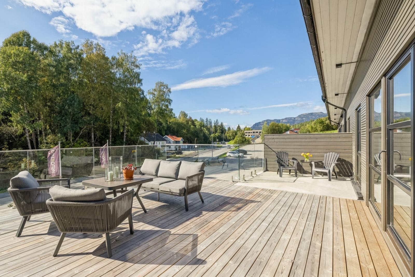 Fra stua er det utgang via store skyvedører til balkong på hele 45kvm. Galleribilde