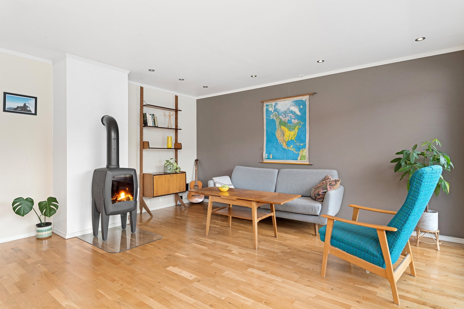 Romslig stue med vedovn og varmepumpe. Galleribilde