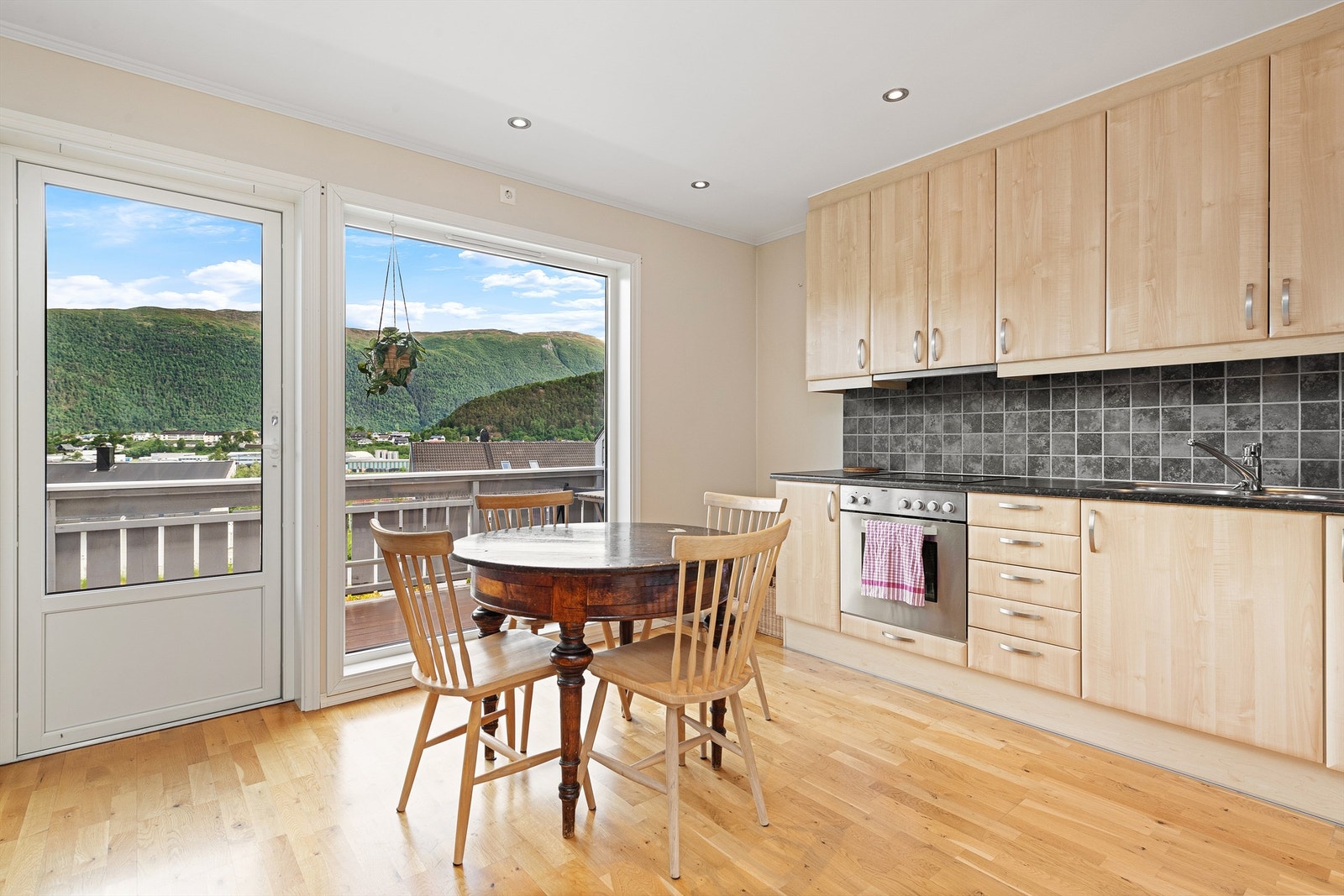 Fra kjøkken/stue er det utgang til veranda. Galleribilde