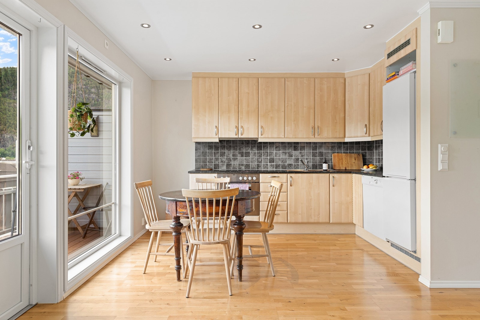 Vinduene går nesten fra gulv til tak Galleribilde