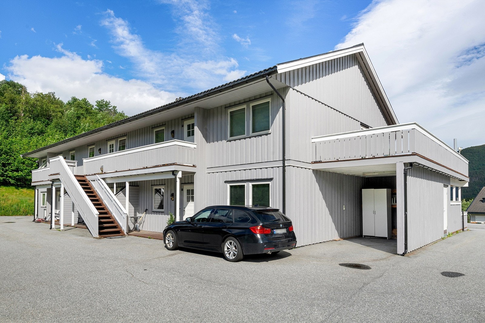 Det er trapp opp til overbygd inngangsparti. Galleribilde