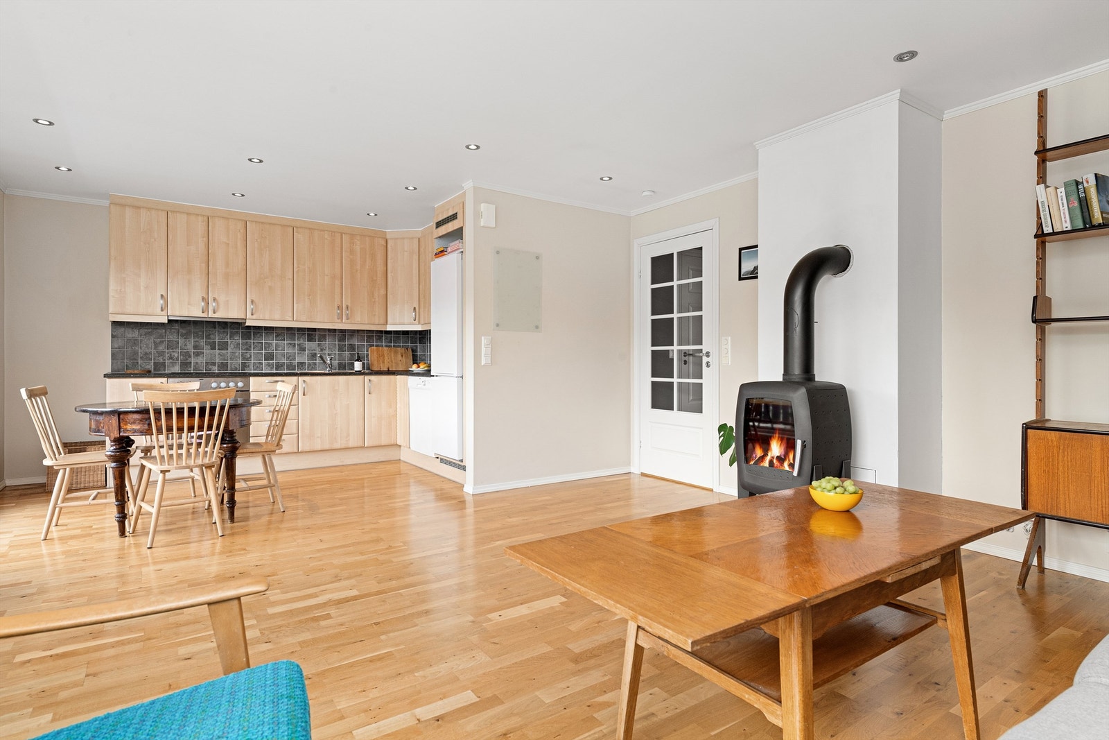 Stue og kjøkken i åpen løsning med downlights i himling. Galleribilde