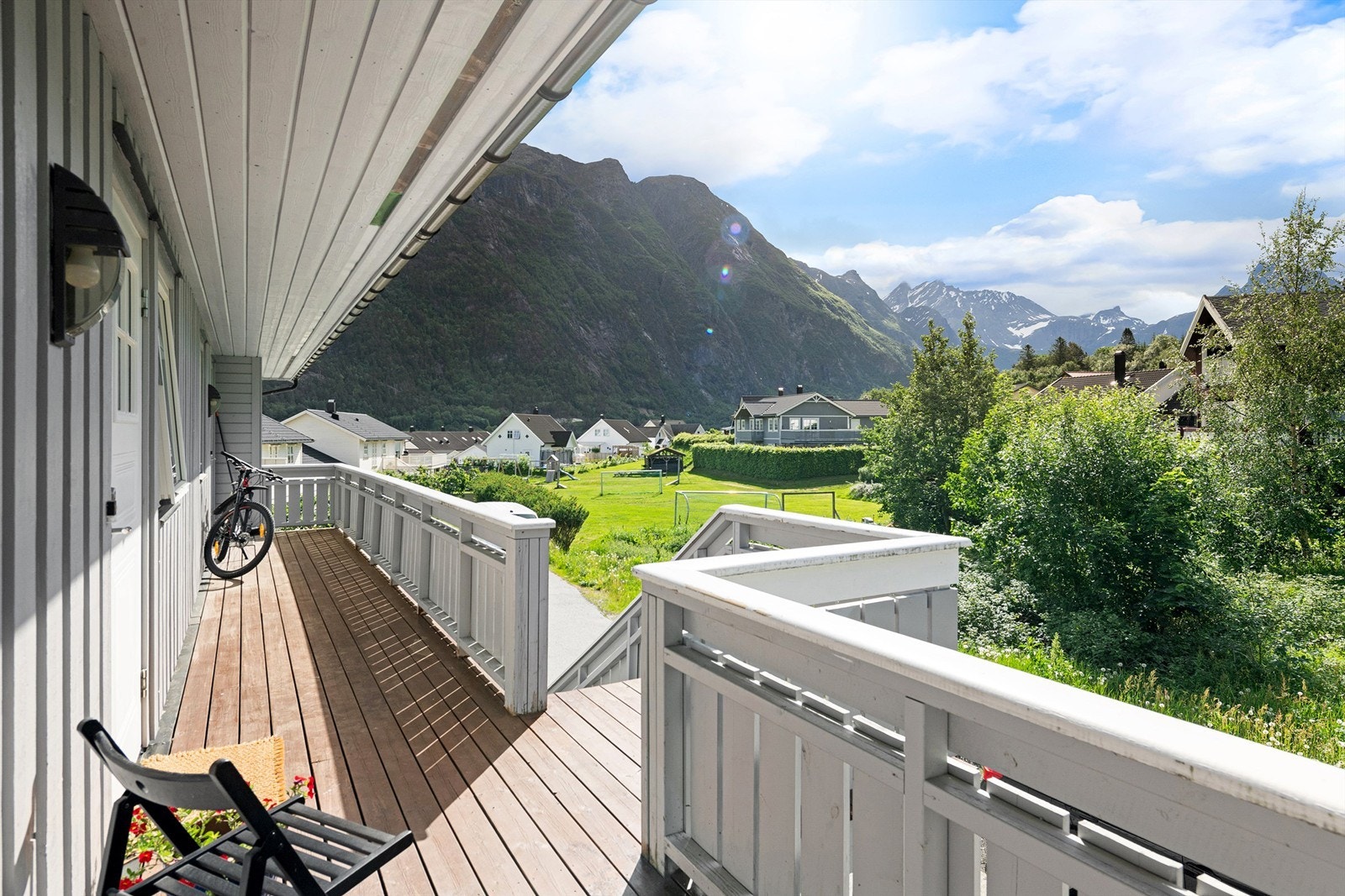 Det er ikke mange inngangsparti som kan smykke seg med så flott utsikt! Galleribilde