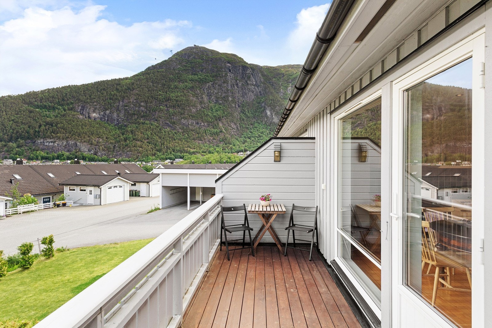 Veranda med utsikt til blant annet Romsdalsgondolen. Galleribilde