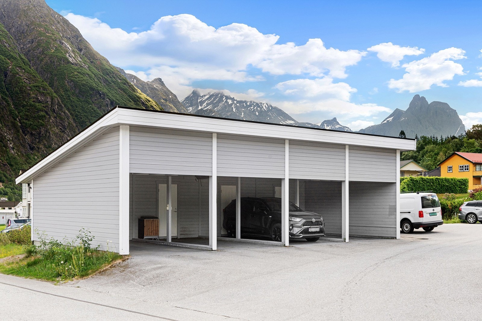 Det medfølger plass i carport og tilhørende bod. Galleribilde