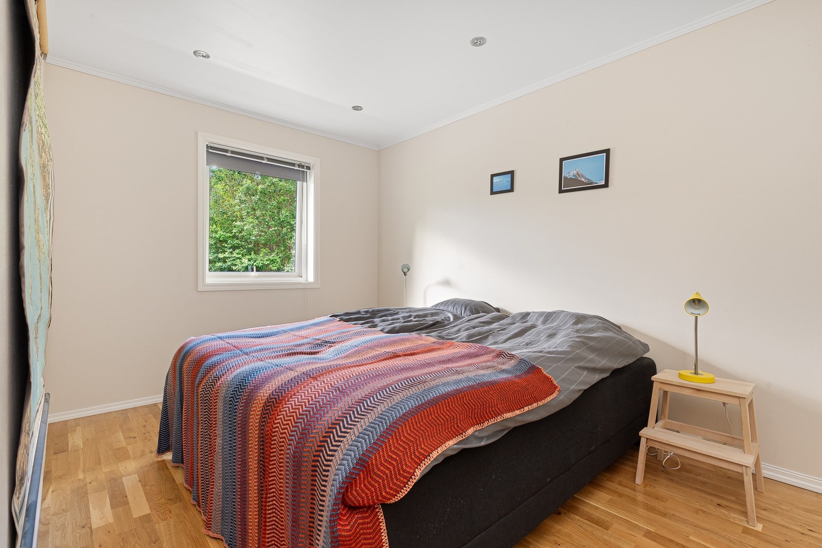 Leiligheten har 2 soverom. Her ser du hovedsoverommet. Galleribilde