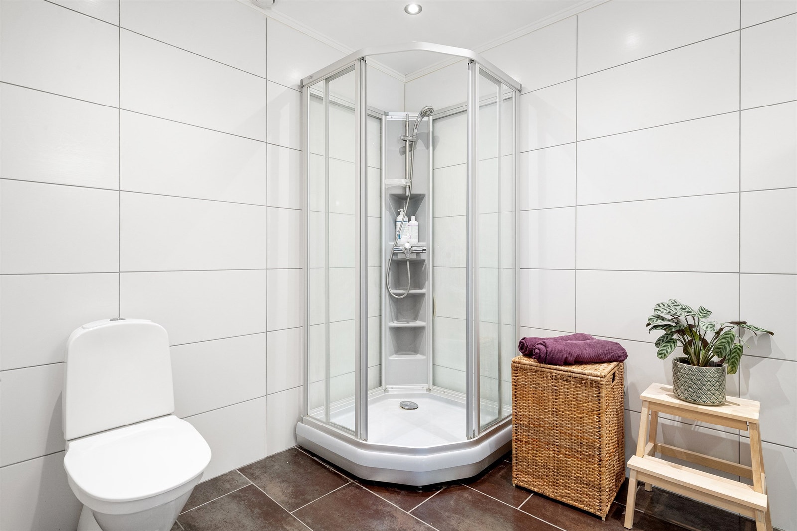 Flislagt bad med dusjkabinett. Galleribilde