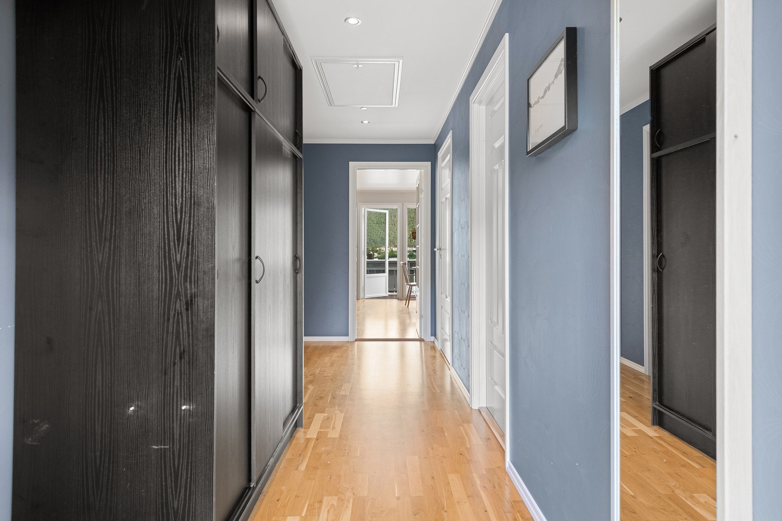 Det er romslig garderobeløsning i gangen, og luke med nedfallbar stige til romslig lagringsloft. Galleribilde