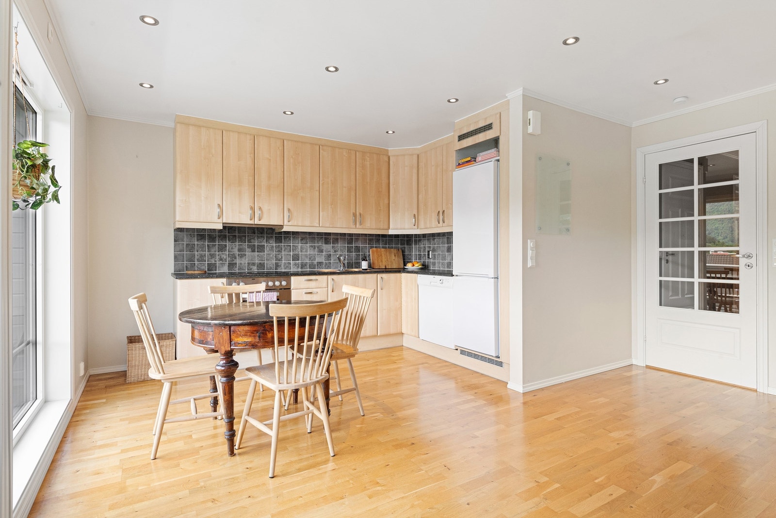 Det er plass til spisebord foran vinduet Galleribilde